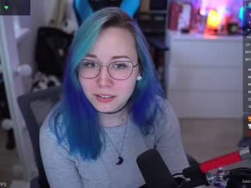 webcam girl blue_mooncat live cam image #4737059