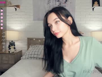 webcam girl riskyproject live cam image #5077102