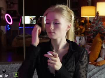 webcam girl bestblondiiecb live cam image #6069416