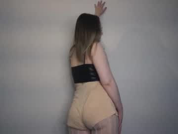 webcam girl moon_milking live cam image #5778403