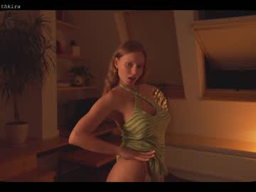 webcam girl chillwithkira live cam image #1825925