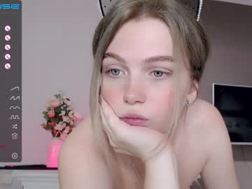 webcam girl small_blondee live cam image #2899518