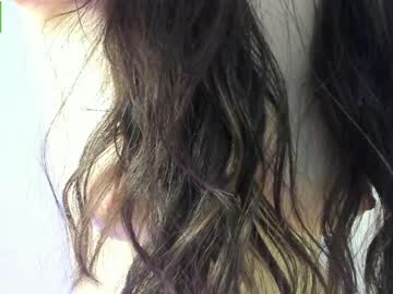 webcam girl lucie_beltran live cam image #2897325