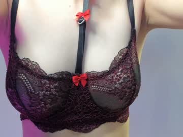 webcam girl lucie_beltran live cam image #3549688
