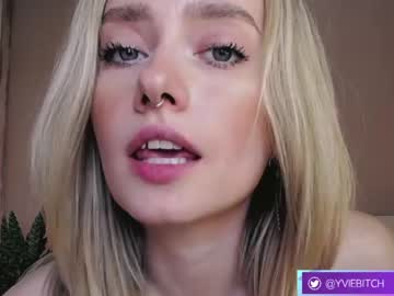 webcam girl _yvie_ live cam image #4046612