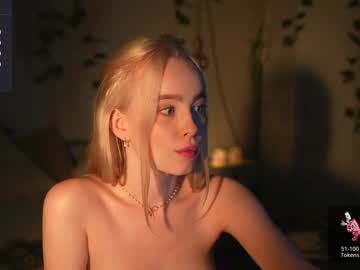 webcam girl mother__of__dragons live cam image #5630120
