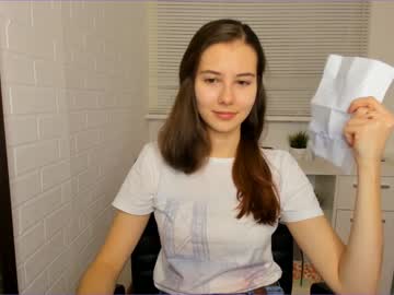 webcam girl carolineprise live cam image #708592