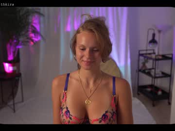 webcam girl chillwithkira live cam image #2321785