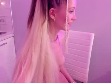 webcam girl queenieandliam live cam image #857929