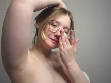 webcam girl moon_milking live cam image #5786451