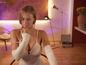 webcam girl chillwithkira live cam image #2738167
