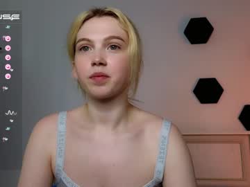webcam girl small_blondee live cam image #4539175
