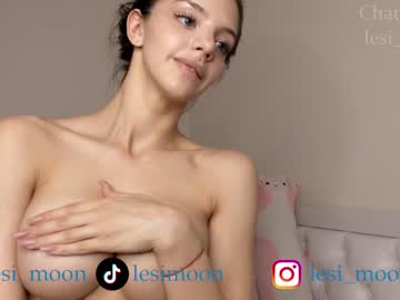 webcam girl lesi_moon live cam image #6015515