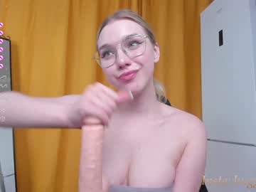 webcam girl nerdy_freyua live cam image #6003993