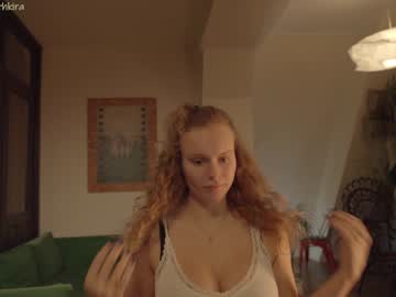 webcam girl chillwithkira live cam image #1114331