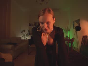 webcam girl chillwithkira live cam image #590541