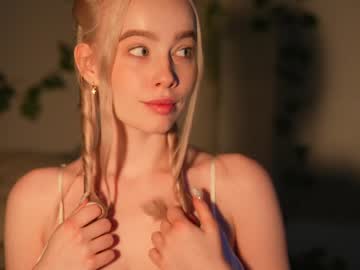 webcam girl mother__of__dragons live cam image #5652073