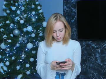 webcam girl milena_plays live cam image #803910