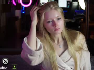 webcam girl bestblondiiecb live cam image #5745946