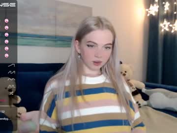 webcam girl small_blondee live cam image #1374358