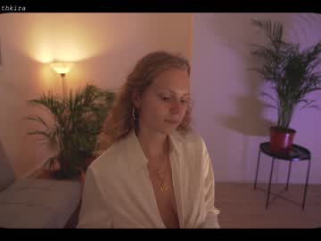 webcam girl chillwithkira live cam image #2077722