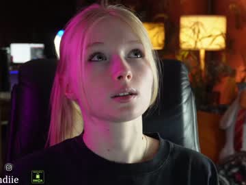 webcam girl bestblondiiecb live cam image #5775421