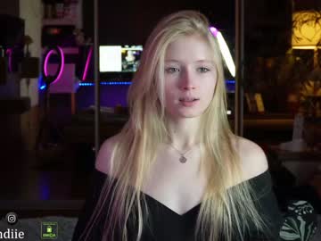 webcam girl bestblondiiecb live cam image #5818304