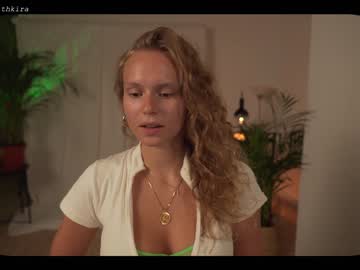 webcam girl chillwithkira live cam image #2479836