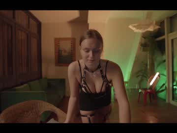 webcam girl chillwithkira live cam image #1466972