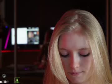 webcam girl bestblondiiecb live cam image #6033844