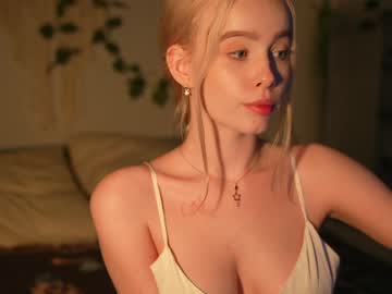 webcam girl mother__of__dragons live cam image #5702373