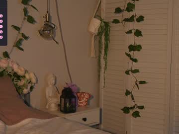 webcam girl mother__of__dragons live cam image #6385609