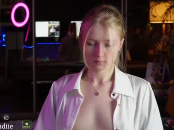 webcam girl bestblondiiecb live cam image #5774800