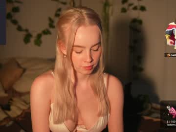 webcam girl mother__of__dragons live cam image #5652340