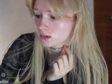 webcam girl bestblondiiecb live cam image #6906340