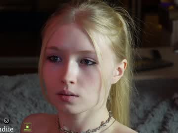 webcam girl bestblondiiecb live cam image #5938591