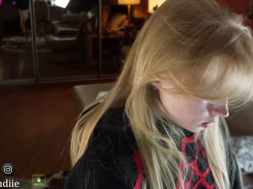 webcam girl bestblondiiecb live cam image #6977392