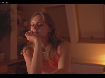 webcam girl chillwithkira live cam image #1818529