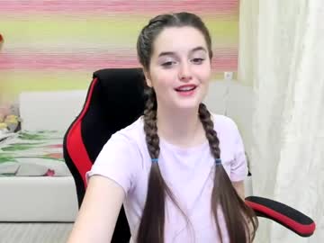 webcam girl emmika_ live cam image #1487372