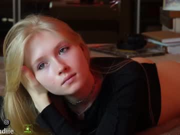 webcam girl bestblondiiecb live cam image #6341759