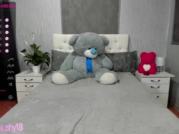 webcam girl emmika_ live cam image #1003377