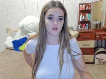 webcam girl emmika_ live cam image #2819487