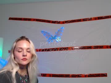 webcam girl petitebrat live cam image #5630549