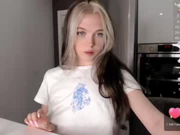 webcam girl small_blondee live cam image #2335683
