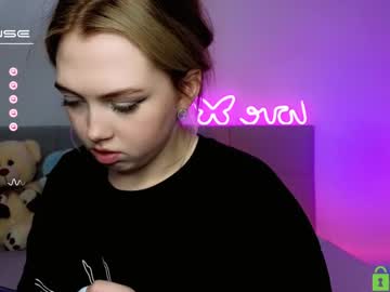 webcam girl small_blondee live cam image #4746734
