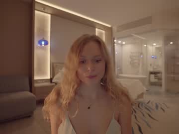 webcam girl chillwithkira live cam image #554150