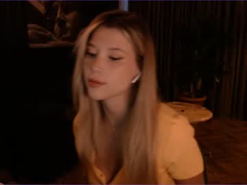 webcam girl bitter_moon live cam image #4106535