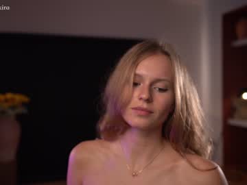 webcam girl chillwithkira live cam image #3089800