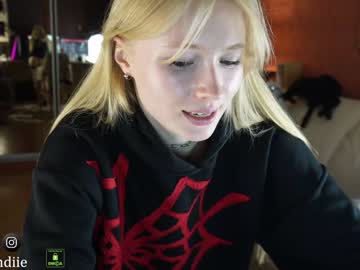 webcam girl bestblondiiecb live cam image #6977487