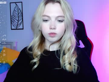 webcam girl small_blondee live cam image #3870342